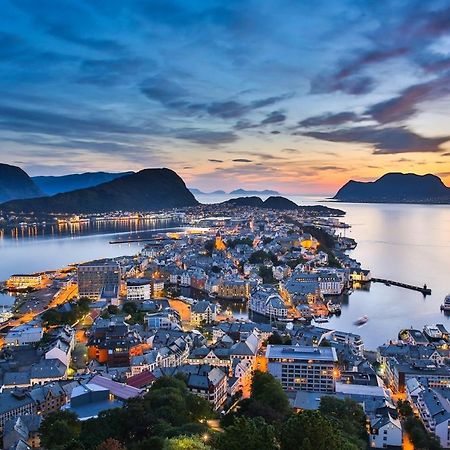 Four Monkeys Hotel Alesund Bagian luar foto