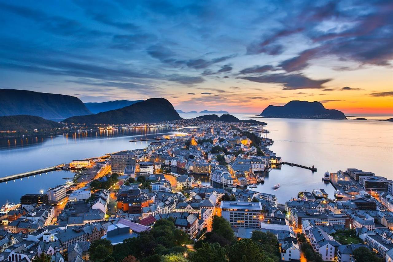 Four Monkeys Hotel Alesund Bagian luar foto