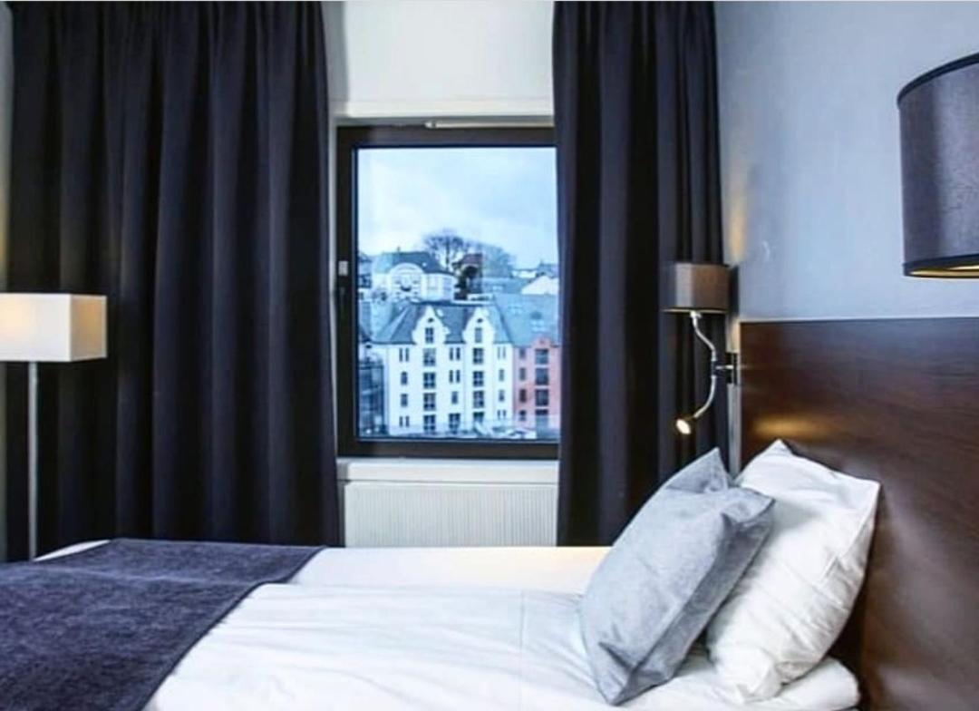 Four Monkeys Hotel Alesund Bagian luar foto