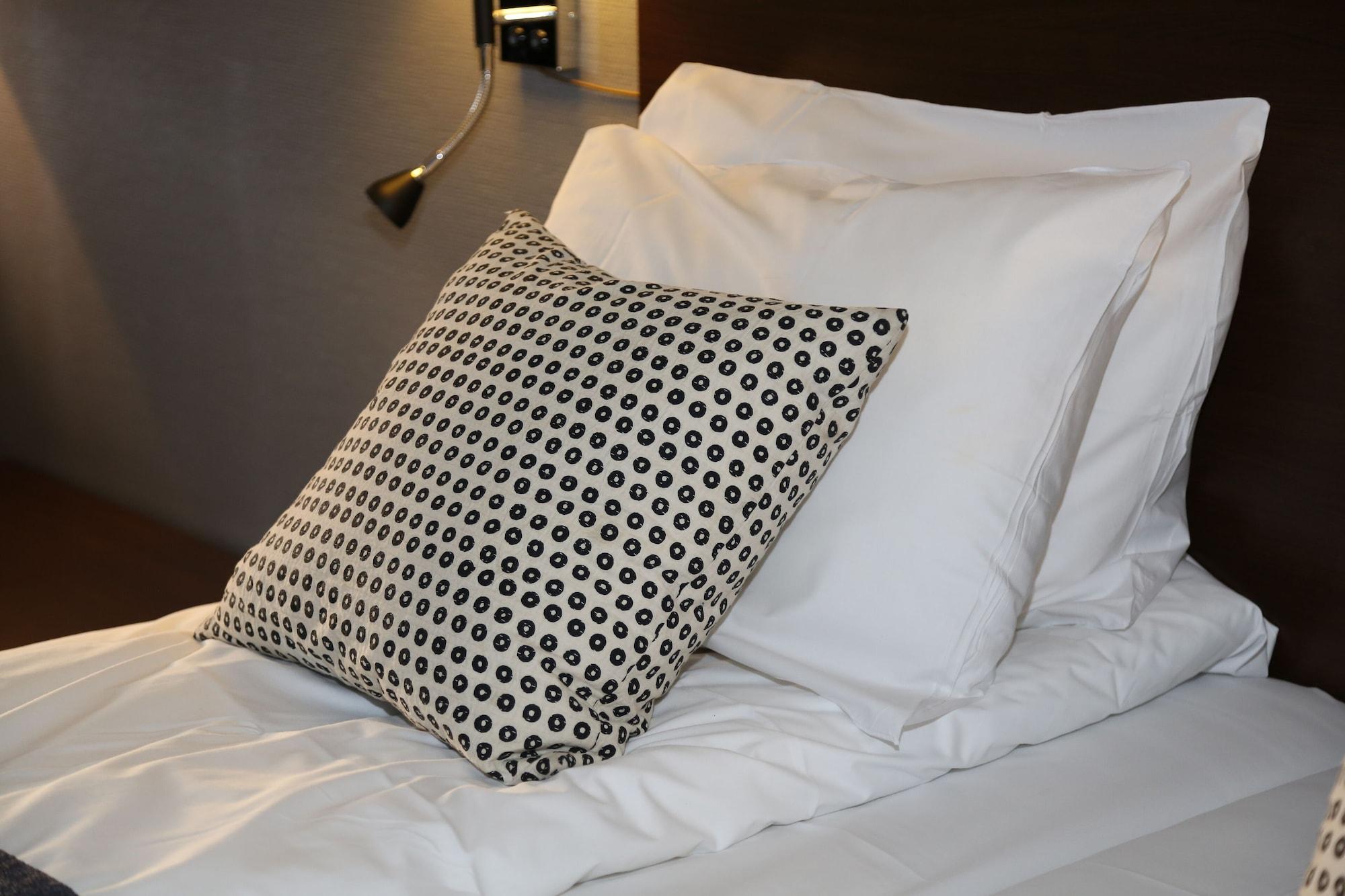 Four Monkeys Hotel Alesund Bagian luar foto
