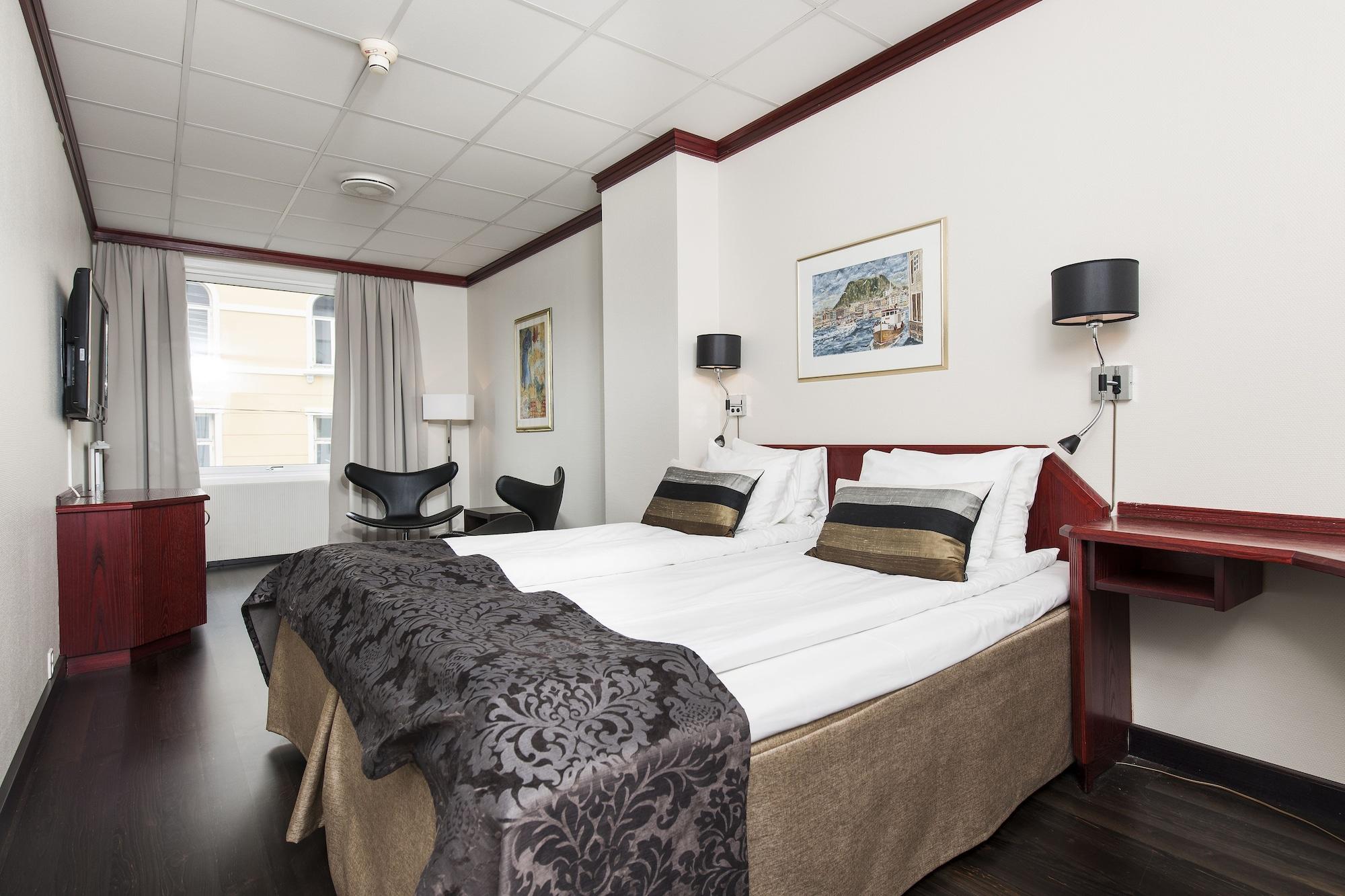 Four Monkeys Hotel Alesund Bagian luar foto