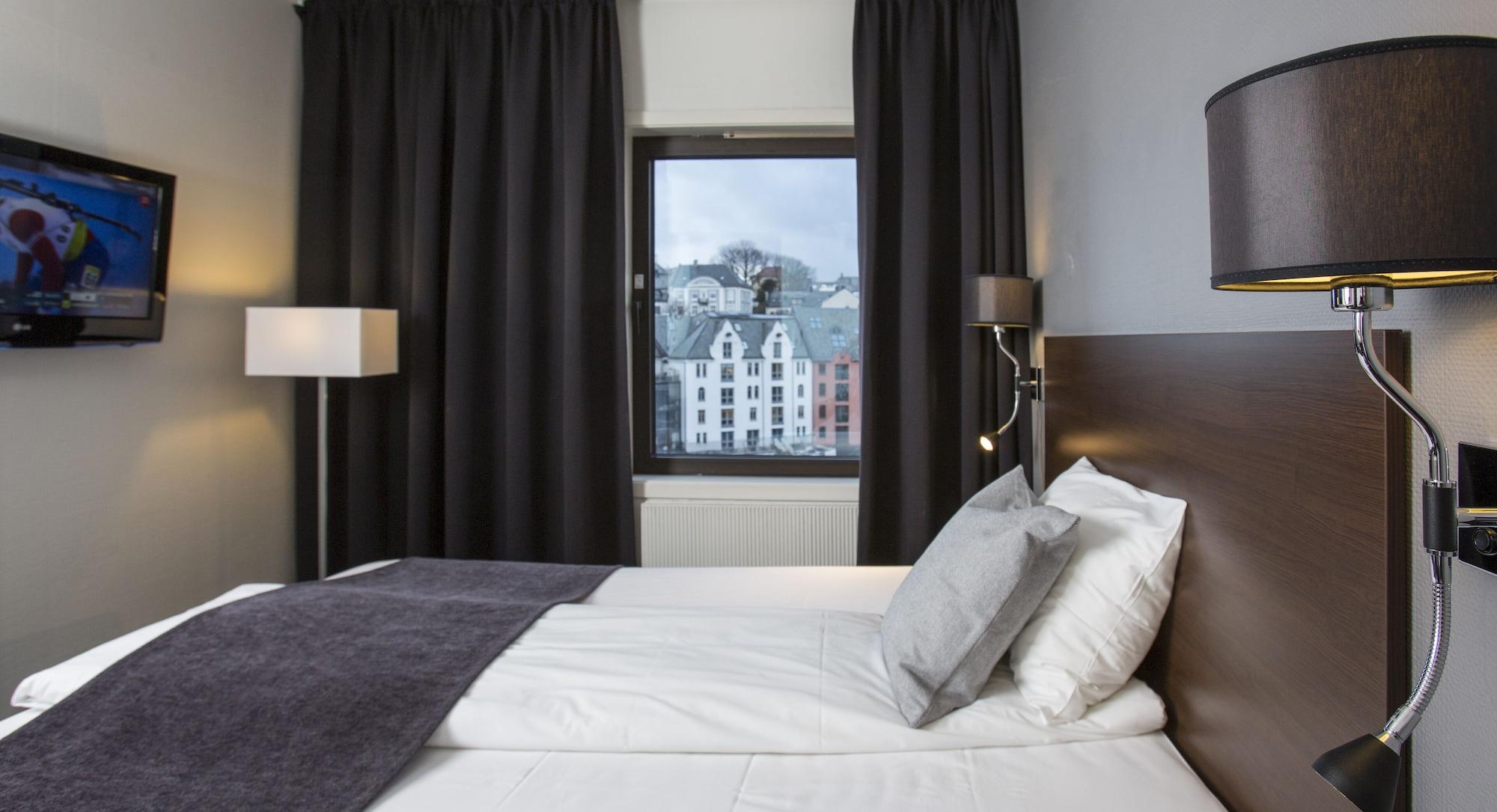Four Monkeys Hotel Alesund Bagian luar foto