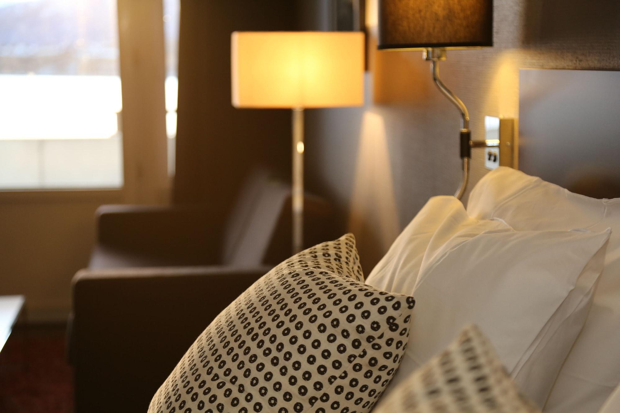 Four Monkeys Hotel Alesund Bagian luar foto