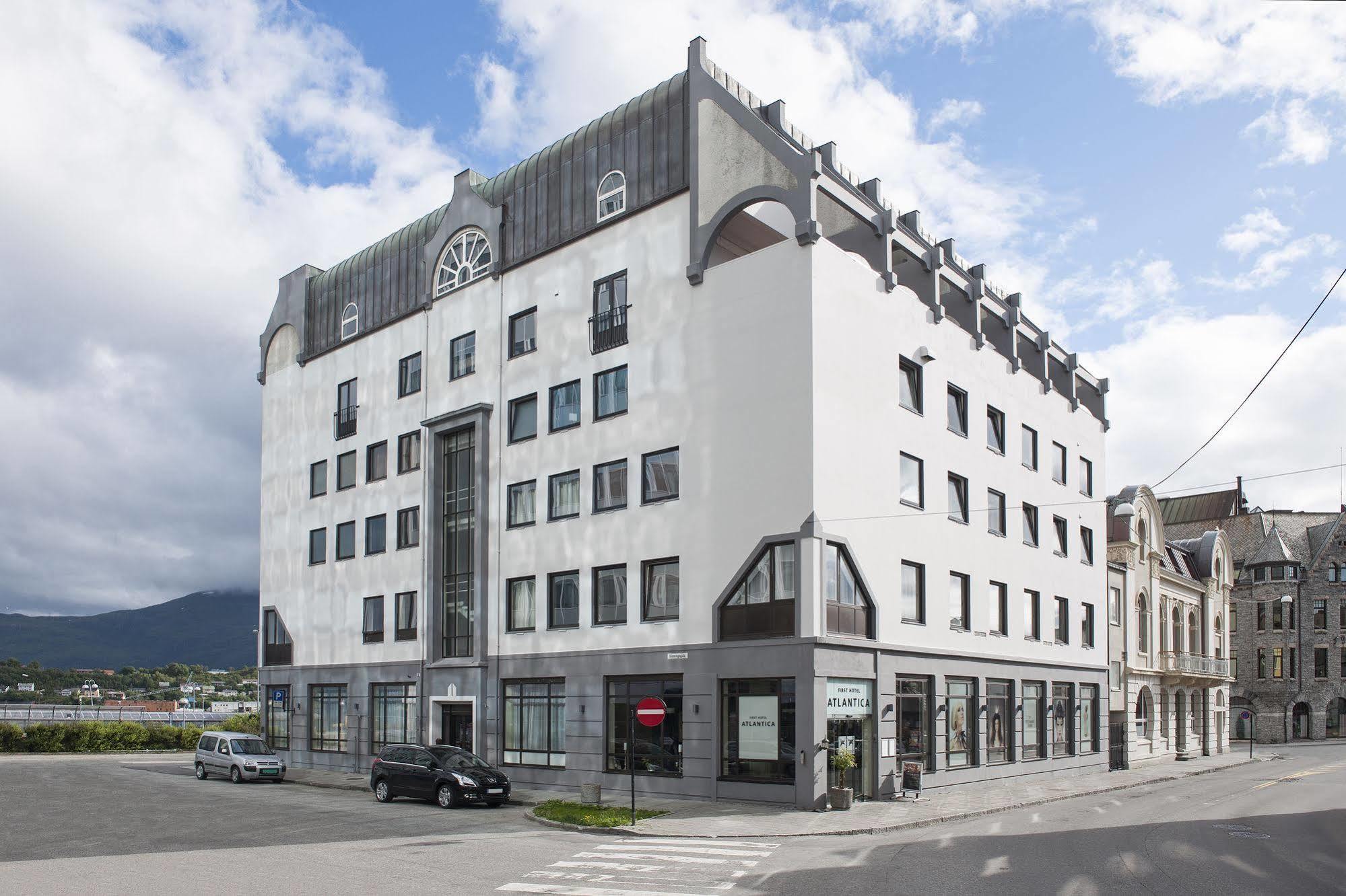 Four Monkeys Hotel Alesund Bagian luar foto