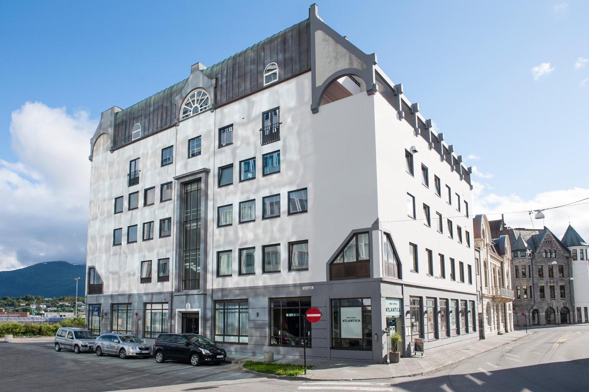 Four Monkeys Hotel Alesund Bagian luar foto