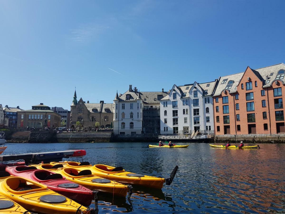 Four Monkeys Hotel Alesund Bagian luar foto