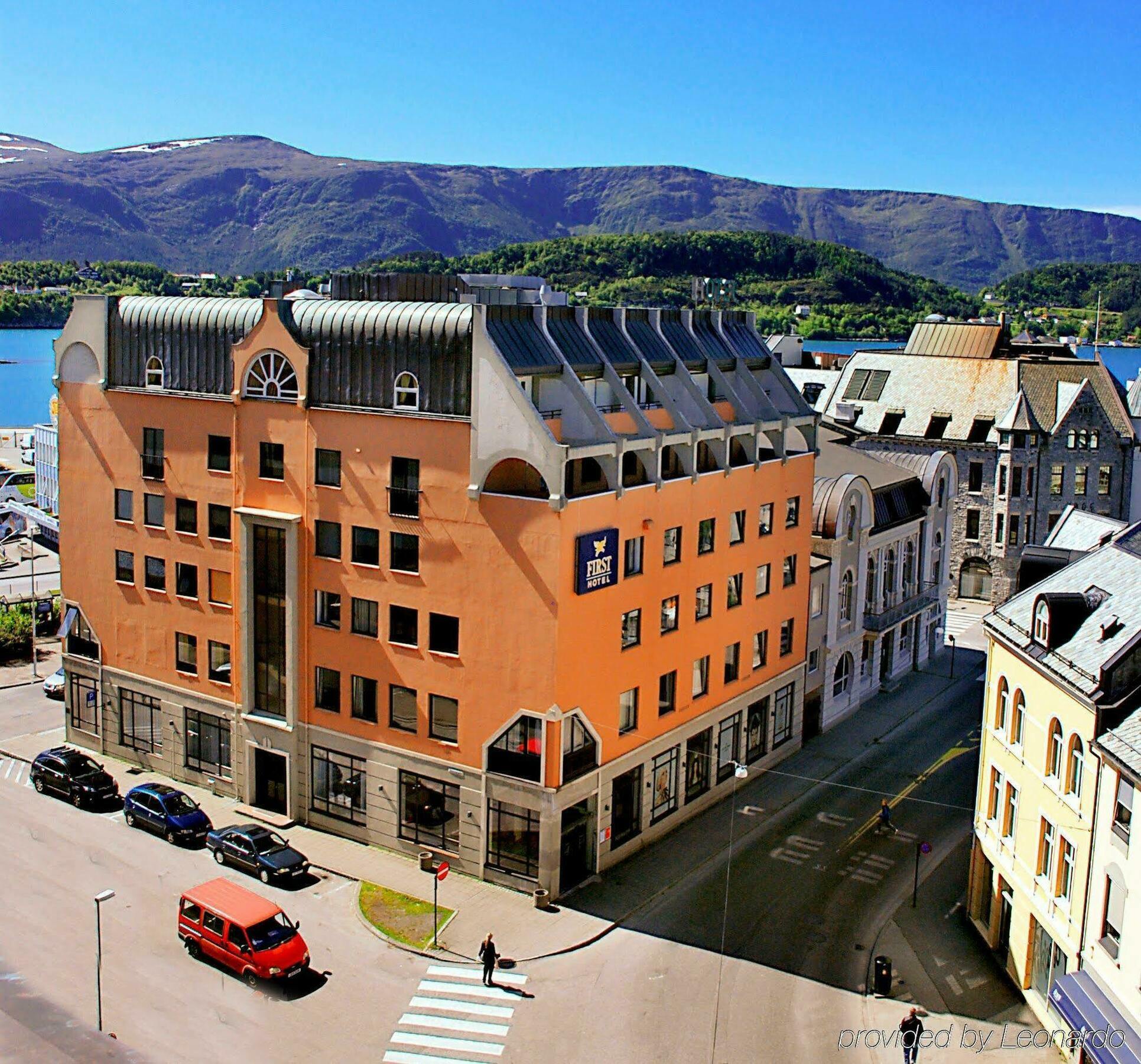 Four Monkeys Hotel Alesund Bagian luar foto