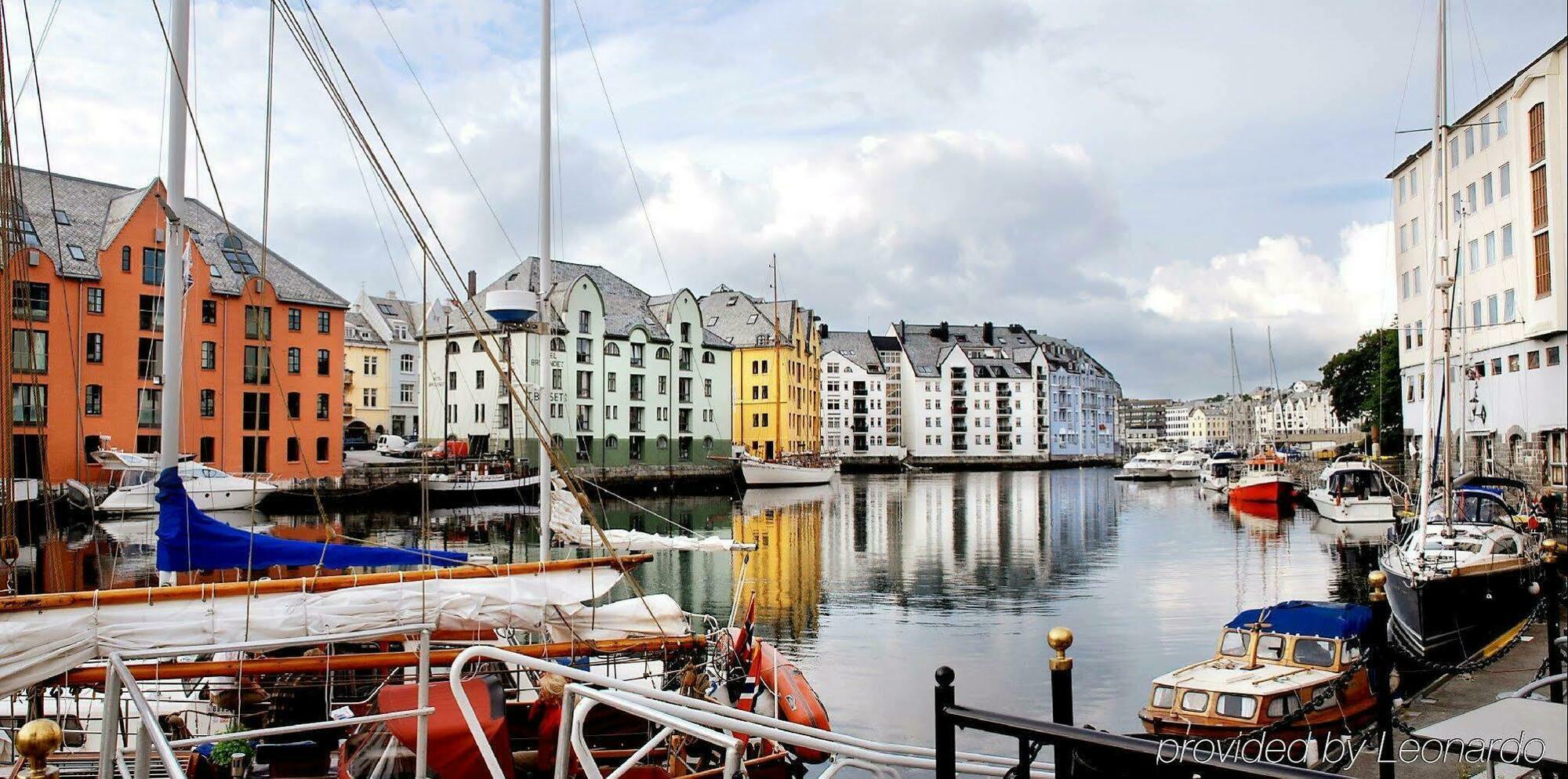 Four Monkeys Hotel Alesund Bagian luar foto
